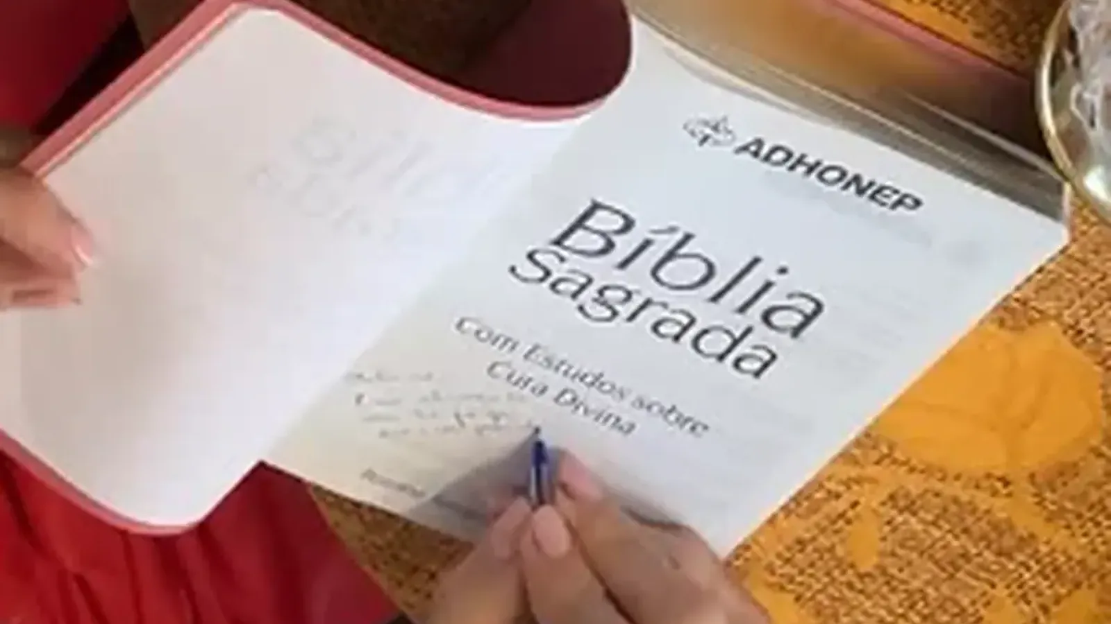 Mãos folheando uma Bíblia na livraria